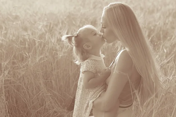 Anne ve kızı buğday tarlasında