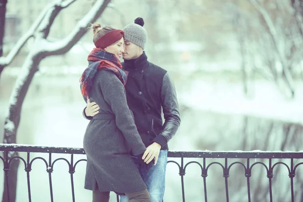 Homme et femme dans un parc de la ville — Photo