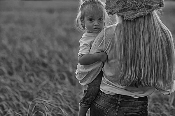 Mãe e filhinha no campo — Fotografia de Stock