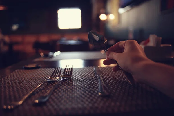 Utensílios de mesa e comida em restaurante — Fotografia de Stock