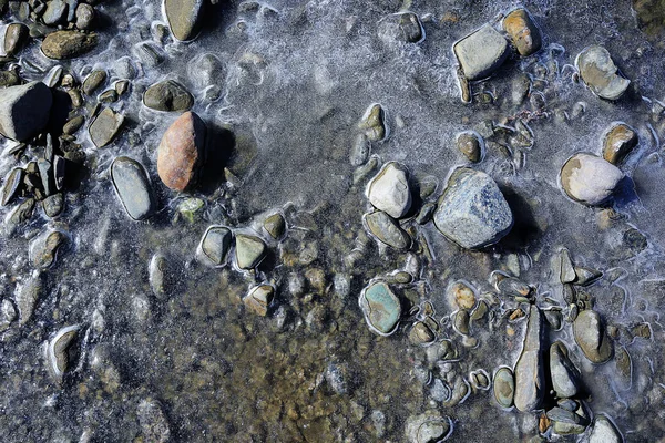 Kieselsteine im Eiswasser — Stockfoto