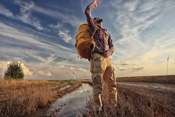 Erkek seyahat etmek sırt çantası ile hiking