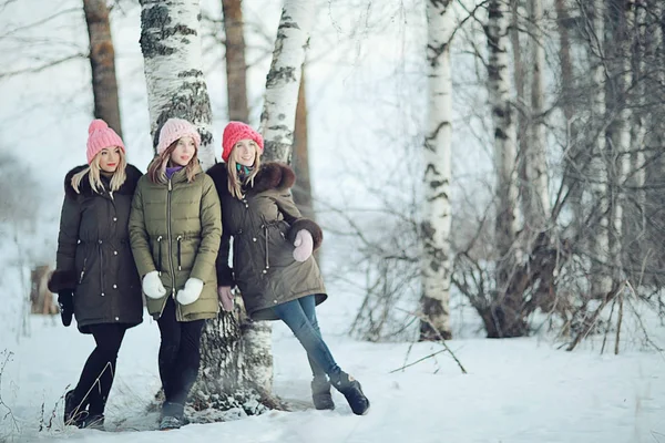 Três jovens mulheres no inverno — Fotografia de Stock