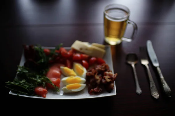 Servindo talheres na toalha de mesa — Fotografia de Stock