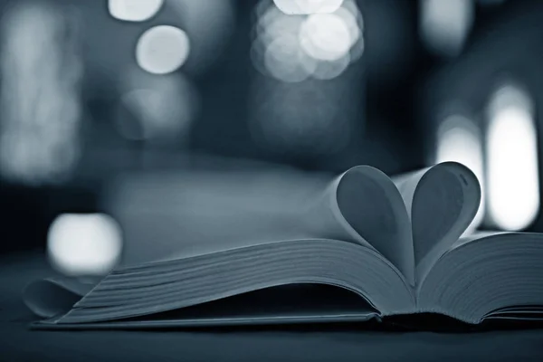 Corazón de páginas de libros — Foto de Stock