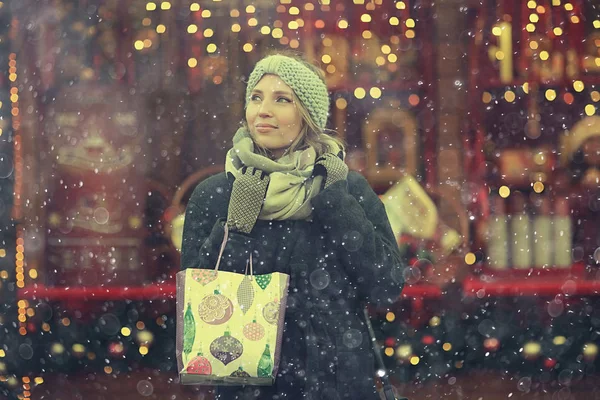 Mulher loira comprando presentes de Natal — Fotografia de Stock