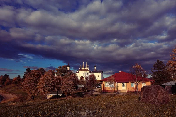 Церковь на берегу реки осенью — стоковое фото