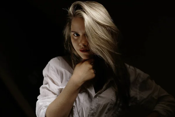 Portret młodej kobiety blond — Zdjęcie stockowe