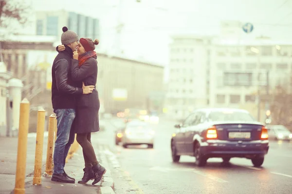 Casal andando nas ruas de Moscou — Fotografia de Stock