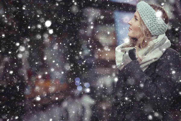 Menina em um passeio de inverno na cidade — Fotografia de Stock