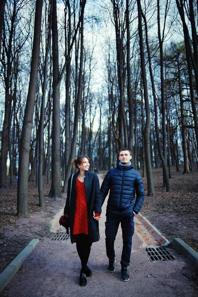 Amantes bonitos andando no parque — Fotografia de Stock