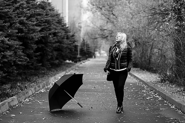 Femme avec parapluie dans le parc d'automne — Photo