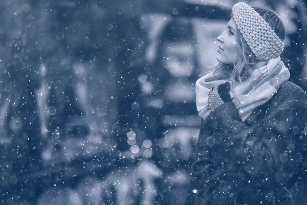 Bella ragazza a piedi nella città invernale — Foto Stock