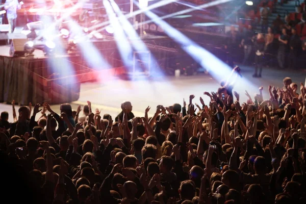 Publikum bei einem Rockkonzert — Stockfoto