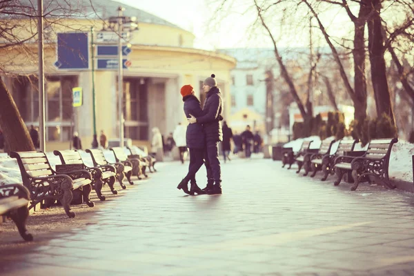Ζευγάρι περπατά στους δρόμους της Μόσχας — Φωτογραφία Αρχείου