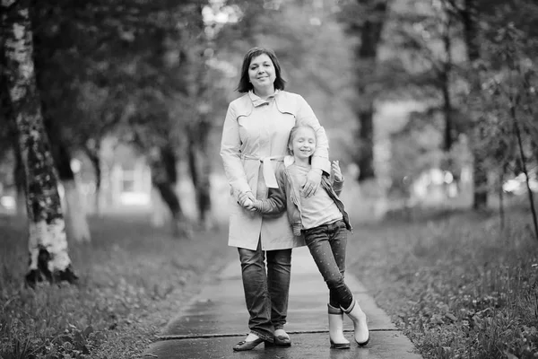 엄마와 딸 여름 공원 — 스톡 사진