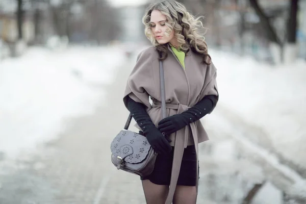 Meisje in herfst jas en handschoenen — Stockfoto