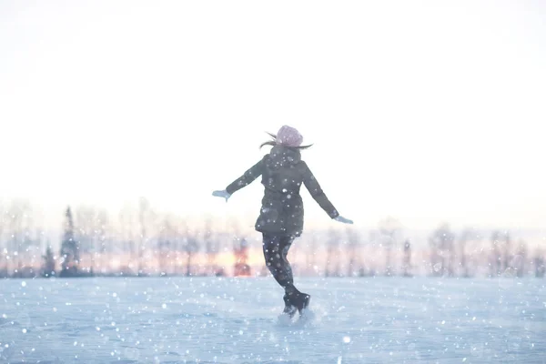 Mladá žena na zimní — Stock fotografie