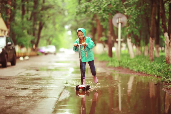 女孩骑上公园的滑板车 — 图库照片