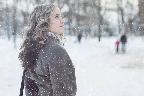 Meisje dragen jas in de winter — Stockfoto