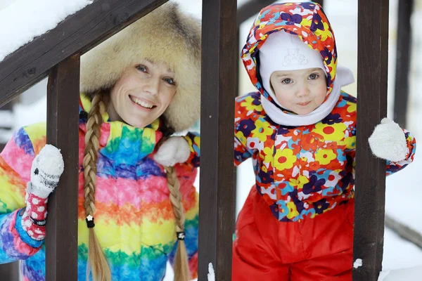 Criança e mãe se divertindo no inverno — Fotografia de Stock