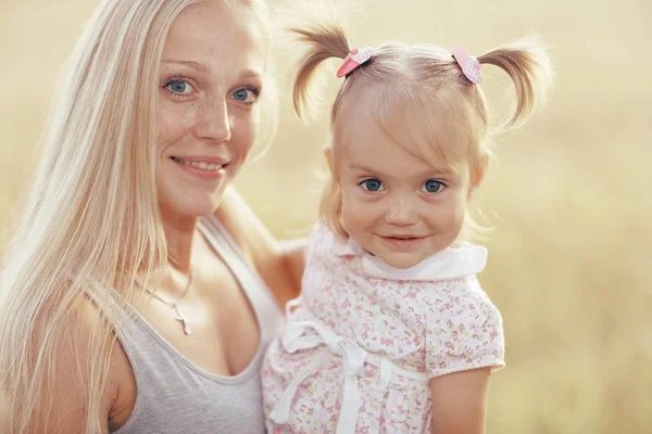 Mor och dotter i fältet — Stockfoto