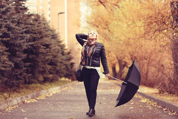 Femme avec parapluie dans le parc d'automne — Photo