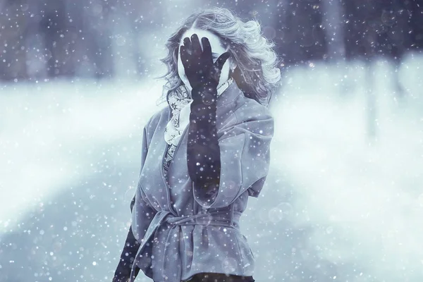 冬の女の子の身に着けているコート — ストック写真