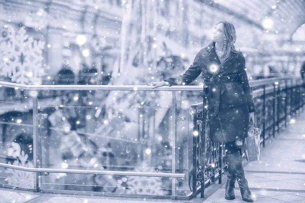冬の女の子に街中を歩く — ストック写真