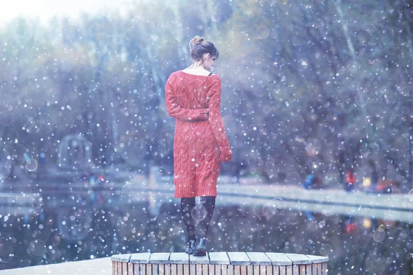 Jeune femme dans une ville d'hiver — Photo