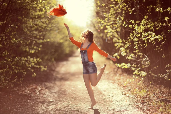 Frau springt in Frühlingswald — Stockfoto