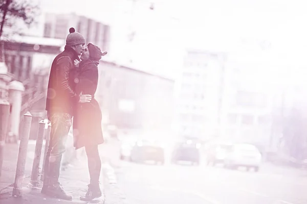 Casal apaixonado na cidade de primavera — Fotografia de Stock