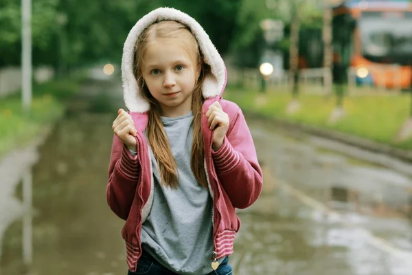 Ragazza che indossa una giacca all'aperto — Foto Stock