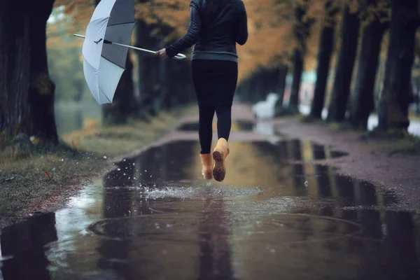 Mujer con paraguas caminando después de la lluvia — Foto de Stock