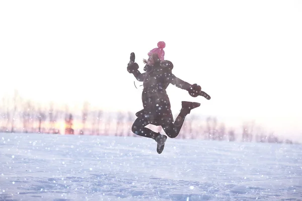 Chica feliz en el campo nevado de invierno —  Fotos de Stock