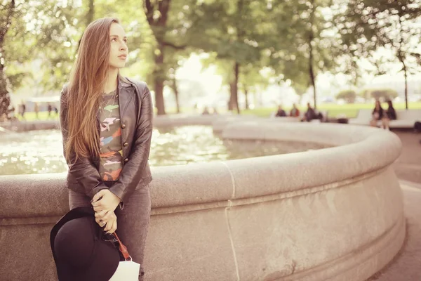 Junge Frau im Herbst in der Stadt — Stockfoto