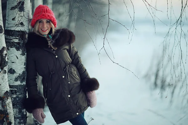 Jonge vrouw op de winter — Stockfoto