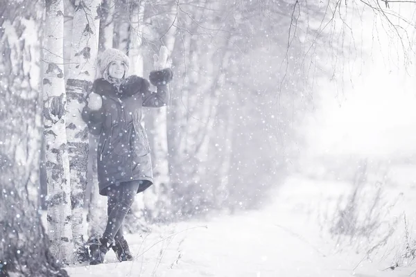 Jovem mulher na floresta de inverno — Fotografia de Stock