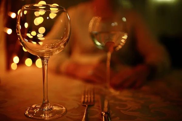 Cena con copa de vino en la mesa — Foto de Stock