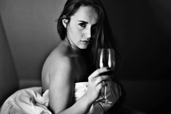 Nő kezében pohár bor — Stock Fotó