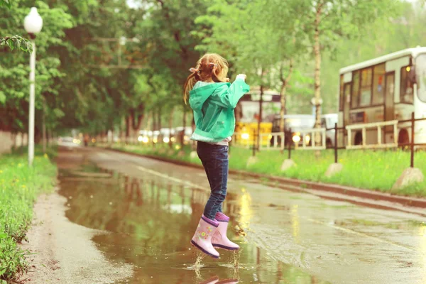 Aranyos lány a tavaszi eső — Stock Fotó