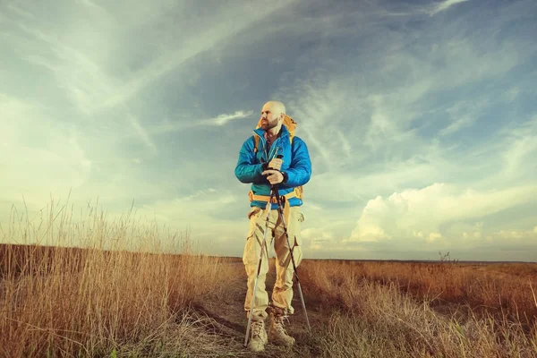 Extreme mannelijke reiziger buiten — Stockfoto