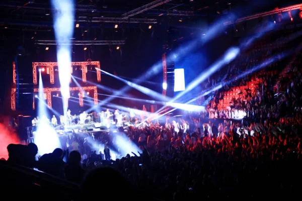Толпа на рок-концерте — стоковое фото