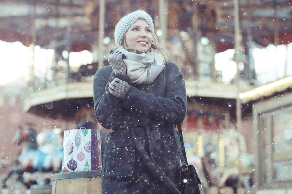 Güzel kız kış şehirde yürüyüş — Stok fotoğraf