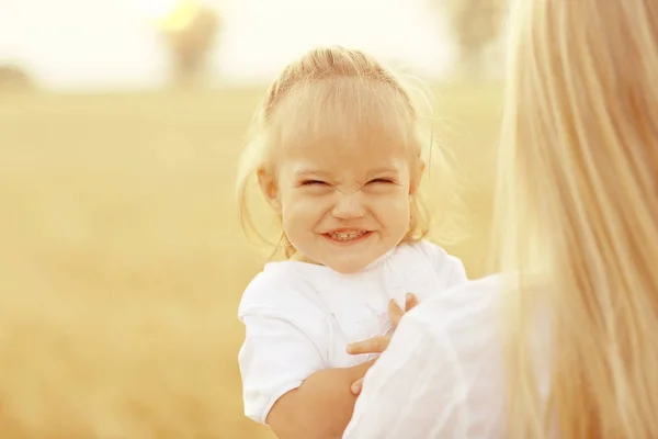 Mor och dotter i fältet — Stockfoto