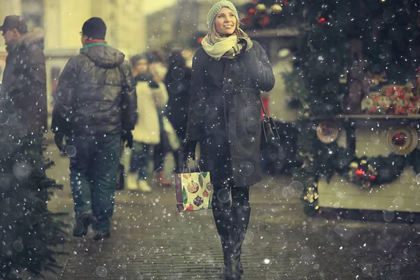 Bir kış kız şehirde yürümek — Stok fotoğraf