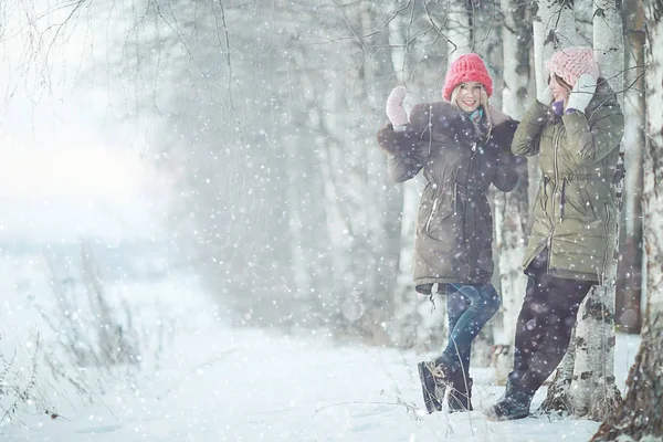 Stylische junge Freundinnen im Winter — Stockfoto