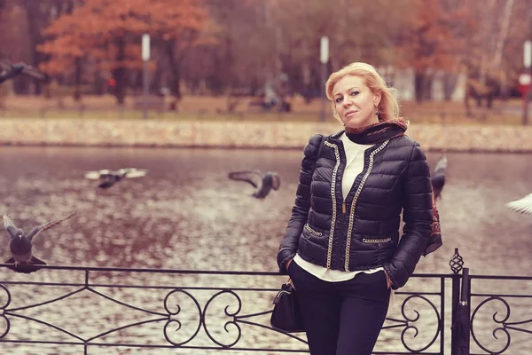 Vrouw wandelen in de herfst park — Stockfoto