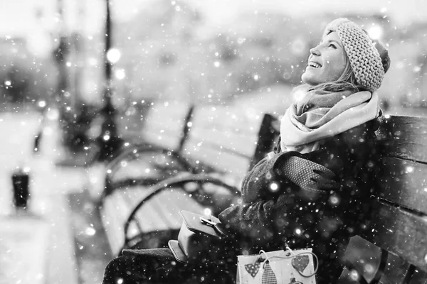 Bella ragazza a piedi nella città invernale — Foto Stock