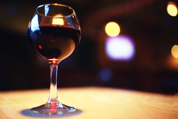 Egy pohár vörös bor szolgáló — Stock Fotó